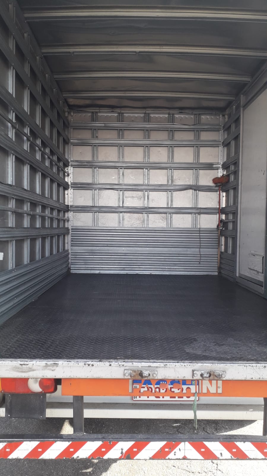Interior do caminhão com piso antiderrapante para transporte seguro